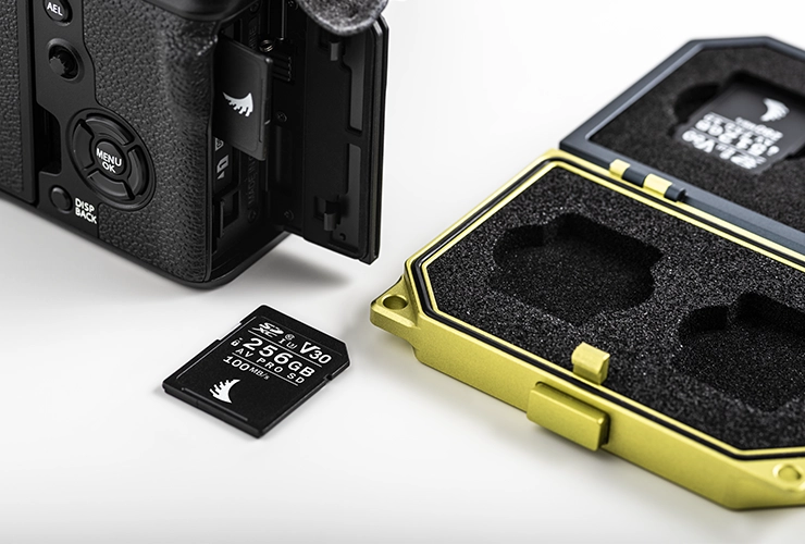 AV PRO SD V30 256 GB memory card placed next to a camera and a Media Tank SD